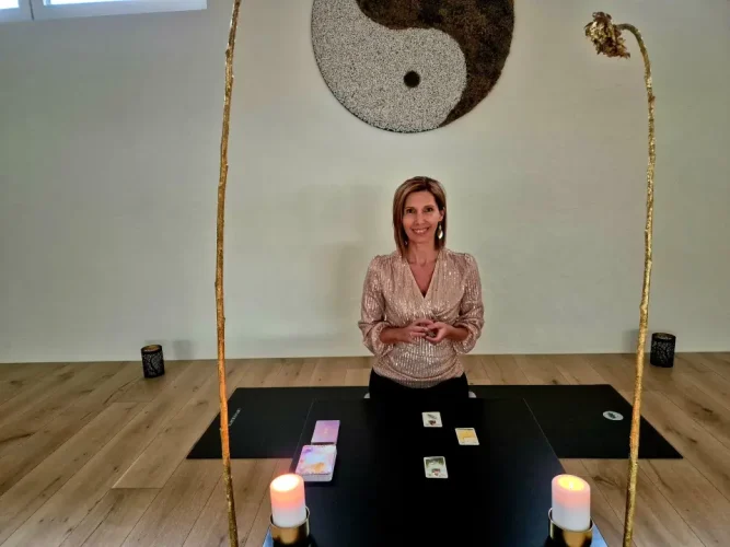Michaela Ortner Vollmond Meditation Kärnten Michaela Ortner bei der Vollmond Meditation beim Tarotkarten legen