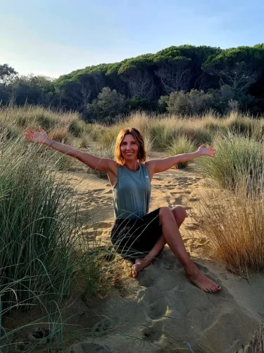 Michaela Ortner im Sand Michaela Ortner sitzt im Sand